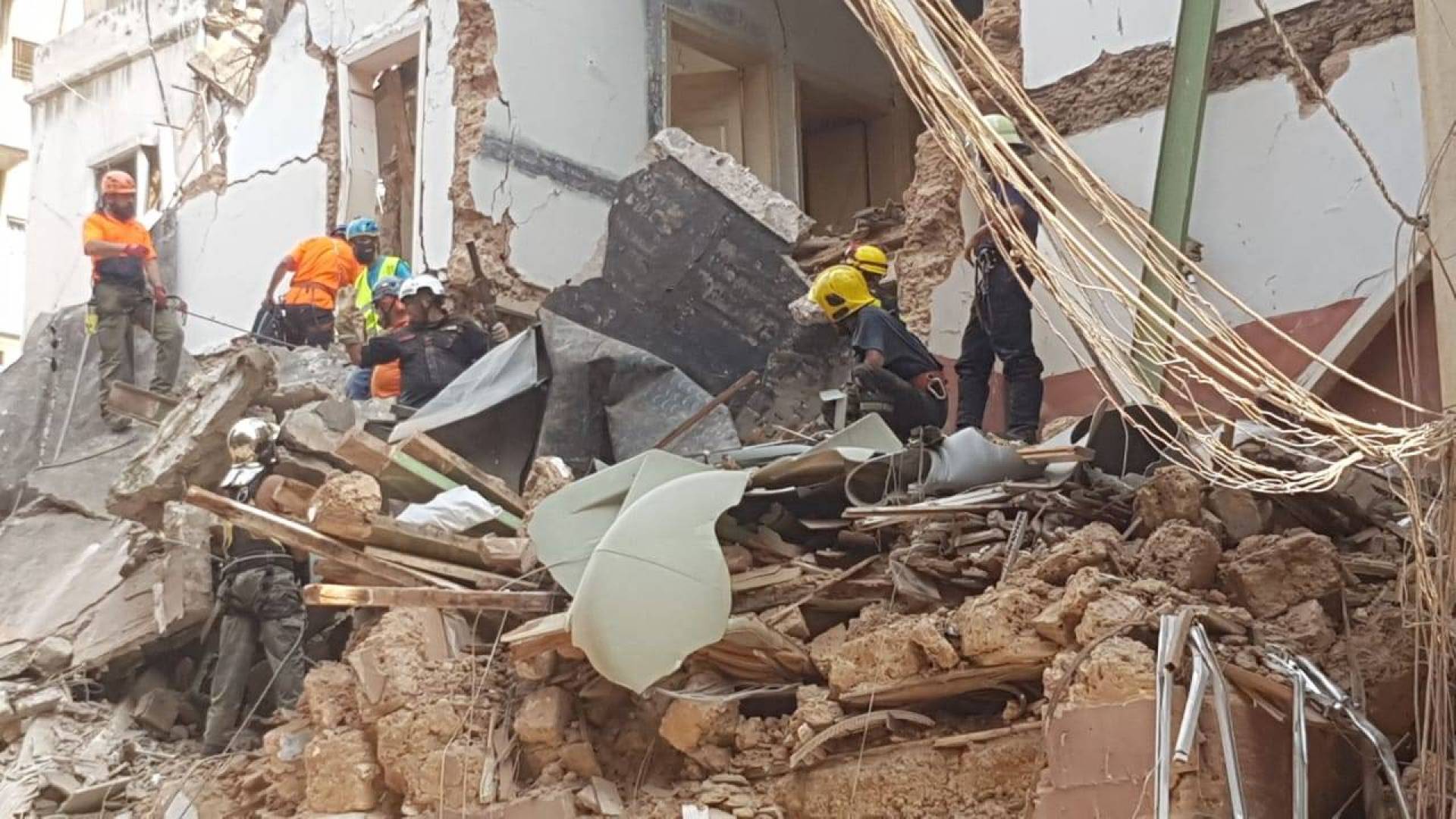 انقاذ شخص مفقود وهو على قيد الحياة تحت أنقاض مبنى في منطقة الجميزة