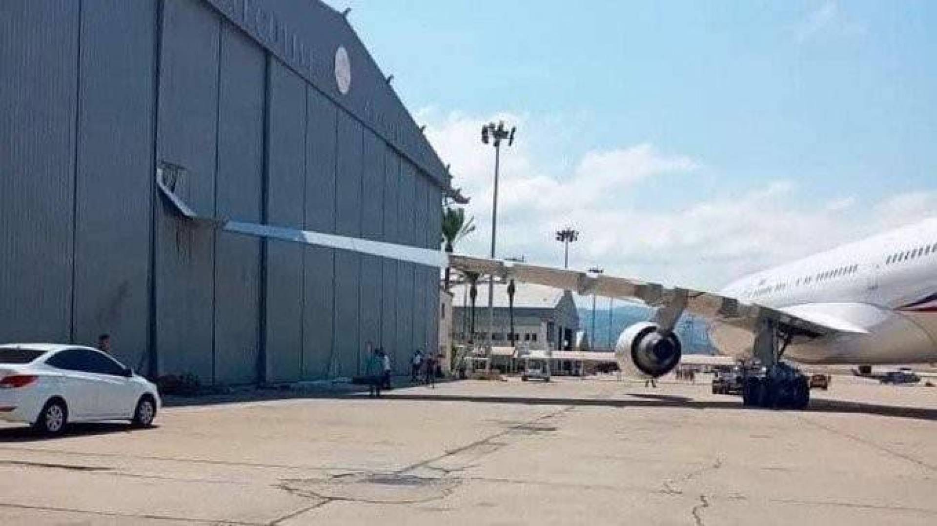 تضرر طائرة ماكرون في مطار بيروت