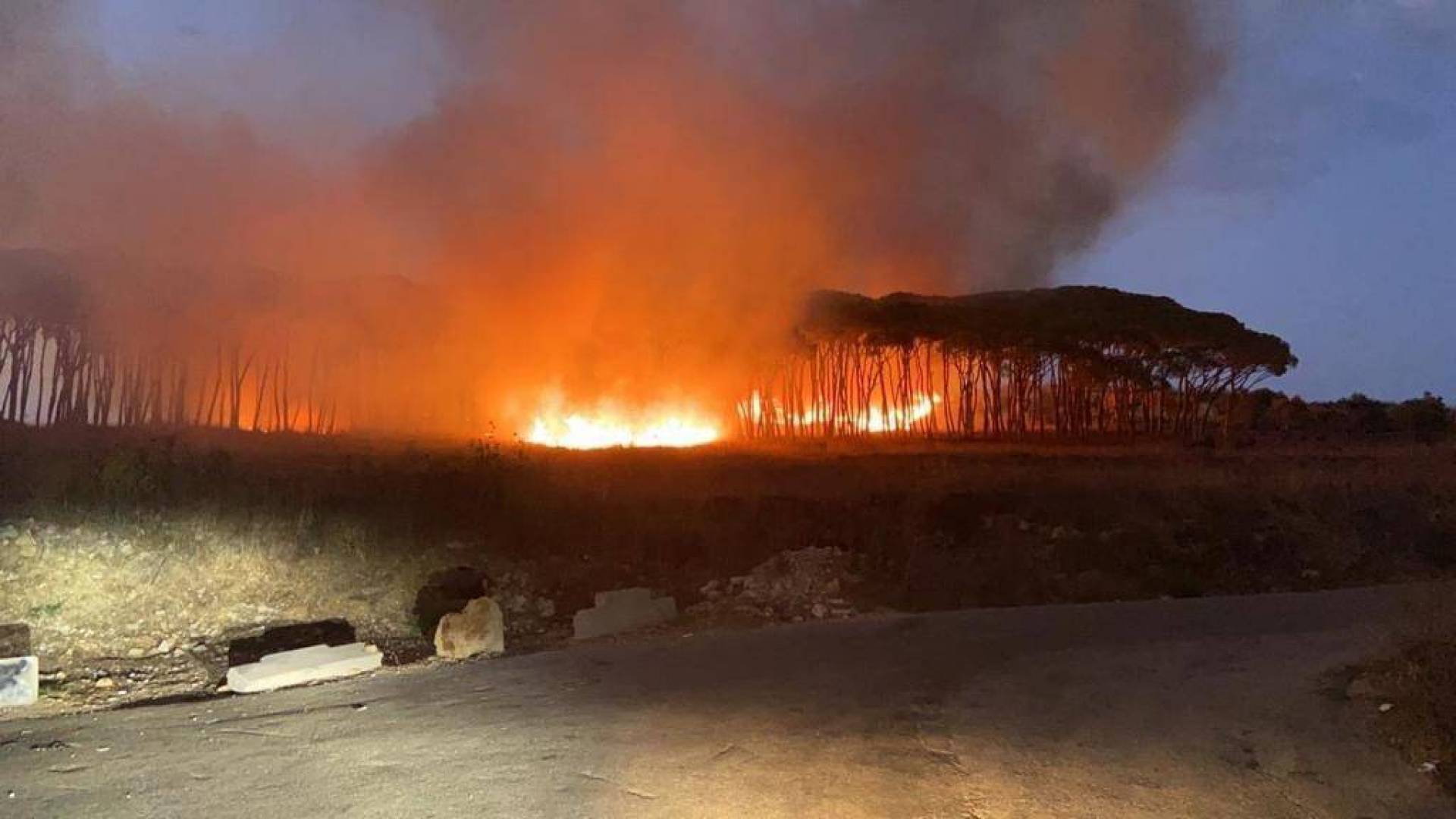 حريق كبير في دير القمر والأهالي يناشدون