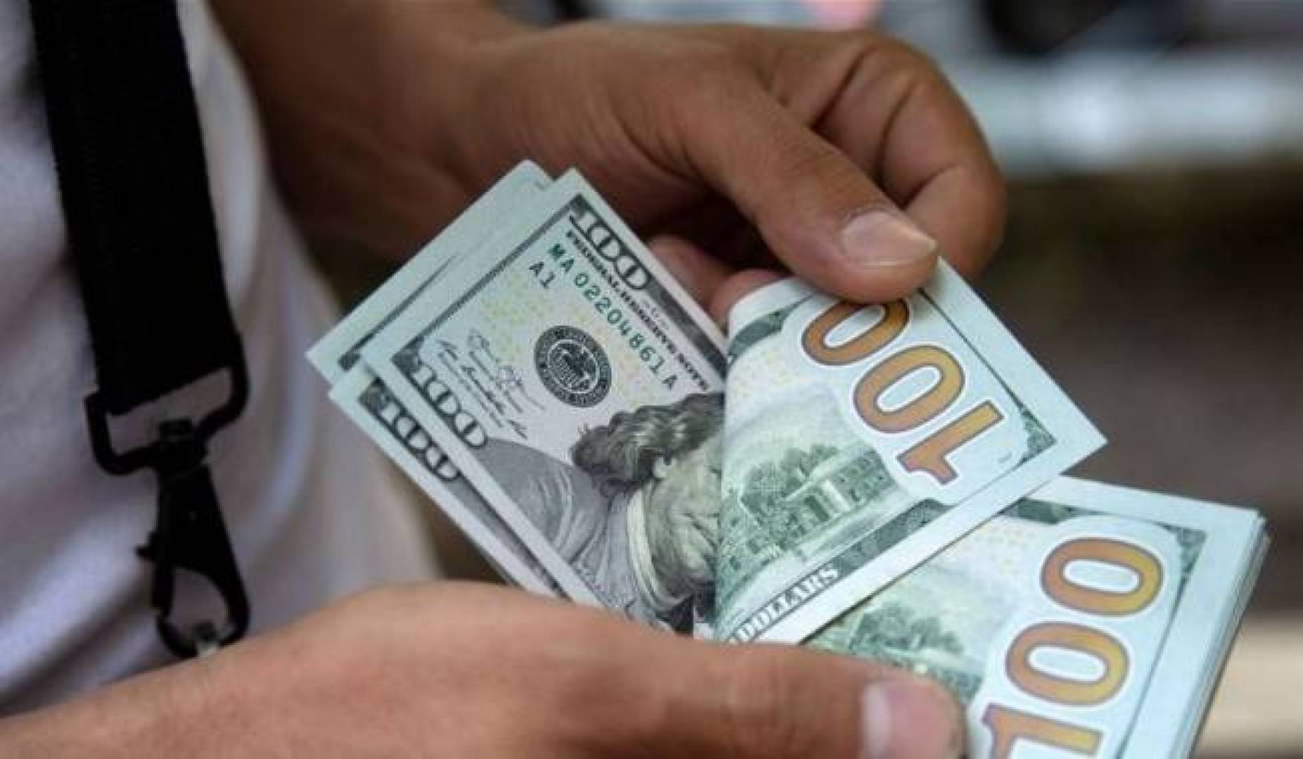 بكم افتتح الدولار صباح اليوم مبيعه في لبنان؟