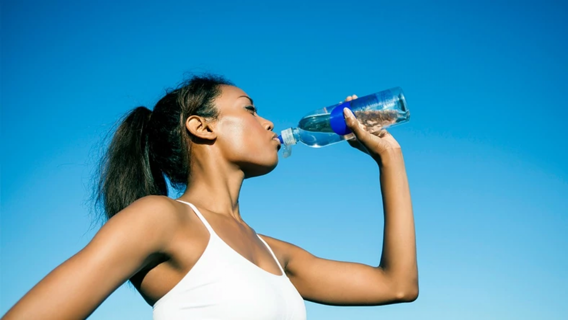 Куба питьевая вода. Девушка пьет воду. Человек пьет. Девушка с бутылкой минералки. Жажда в море.