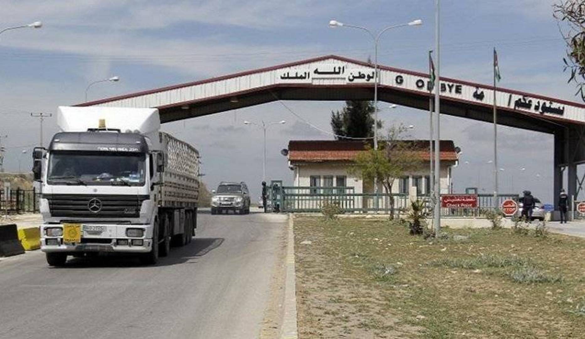 السماح بعبور الشاحنات السورية العالقة بين منفذي نصيب وجابر الحدوديين