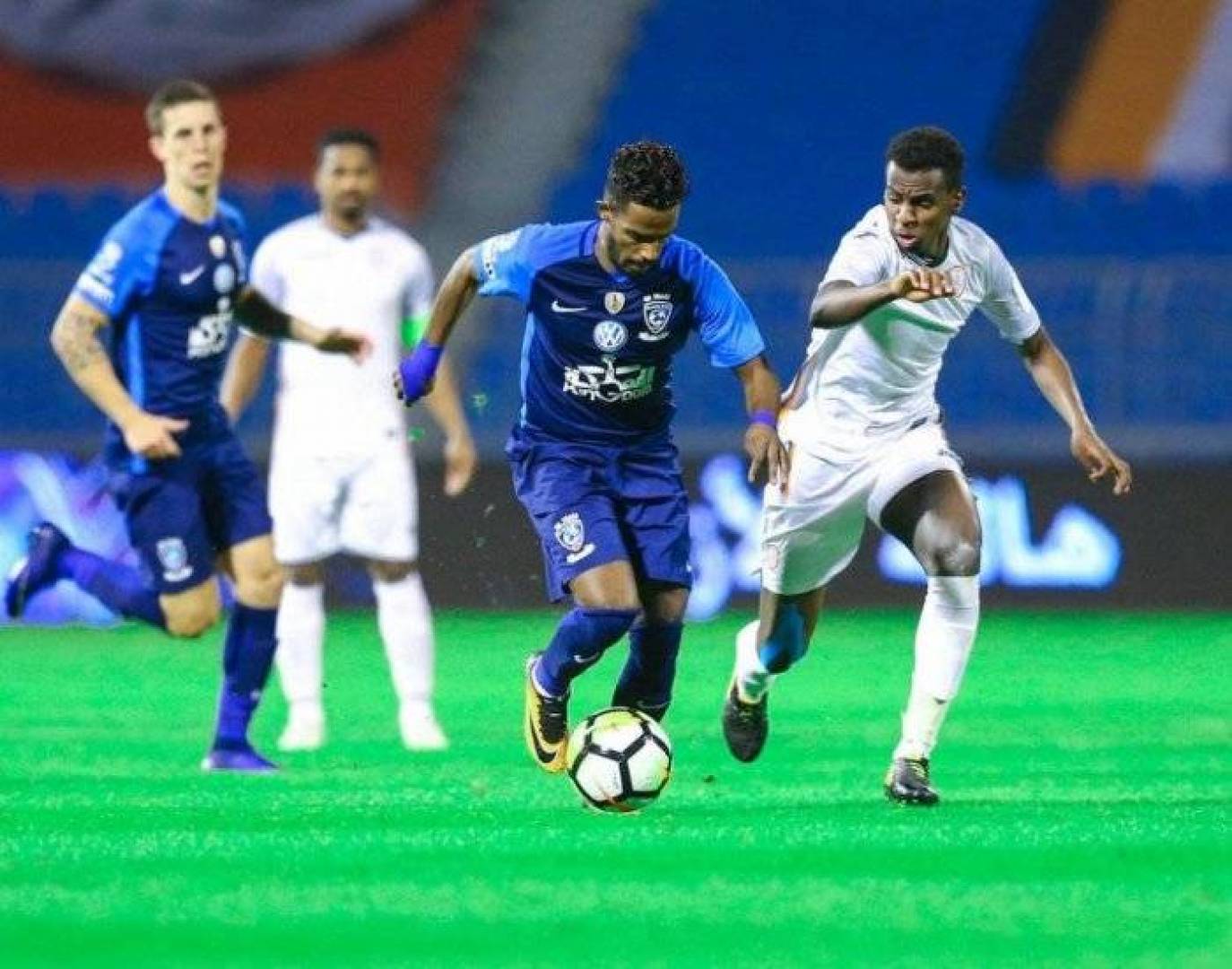 الهلال يستضيف الشباب في قمة مرتقبة