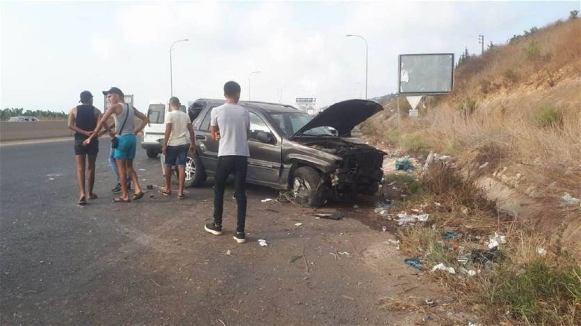 إصابة أربعة أشخاص بحادث سير على أوتوستراد الزهراني