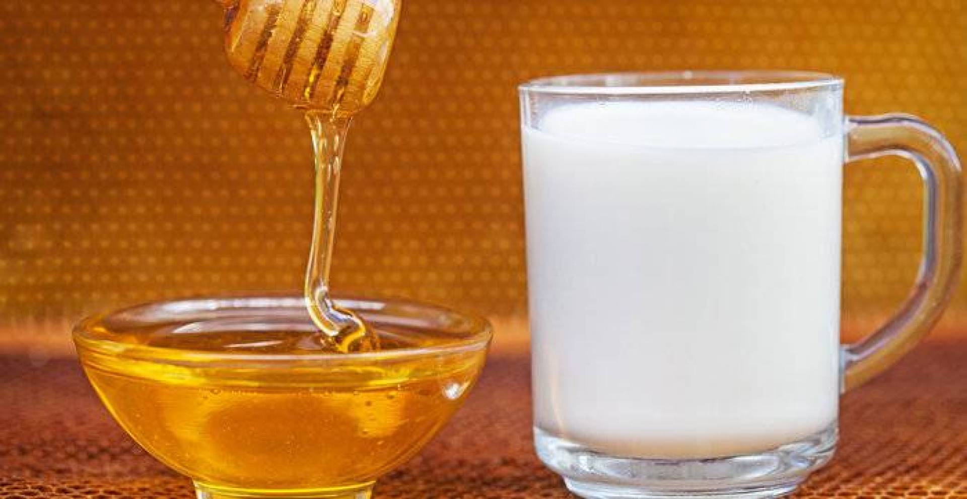 Молоко мед и масло пить. Молоко и мед. Тёплое молоко с мёдом. Кефир с медом. Молоко с ложечкой меда.