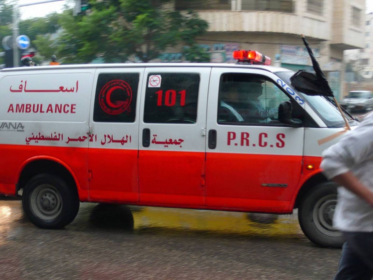 مسؤول الملف الفلسطيني بحزب الله سلم دفعة من الأدوية لجمعية الهلال الأحمر