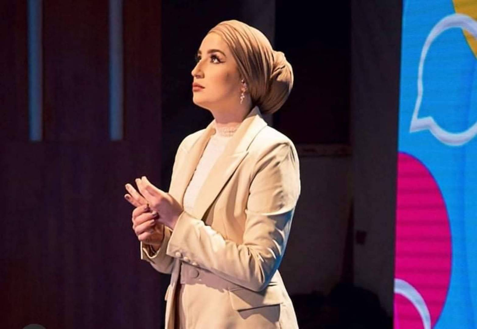 أميرة ريا ...«فاشن بلوجر» تقدم نصائح الأناقة للمحجبات