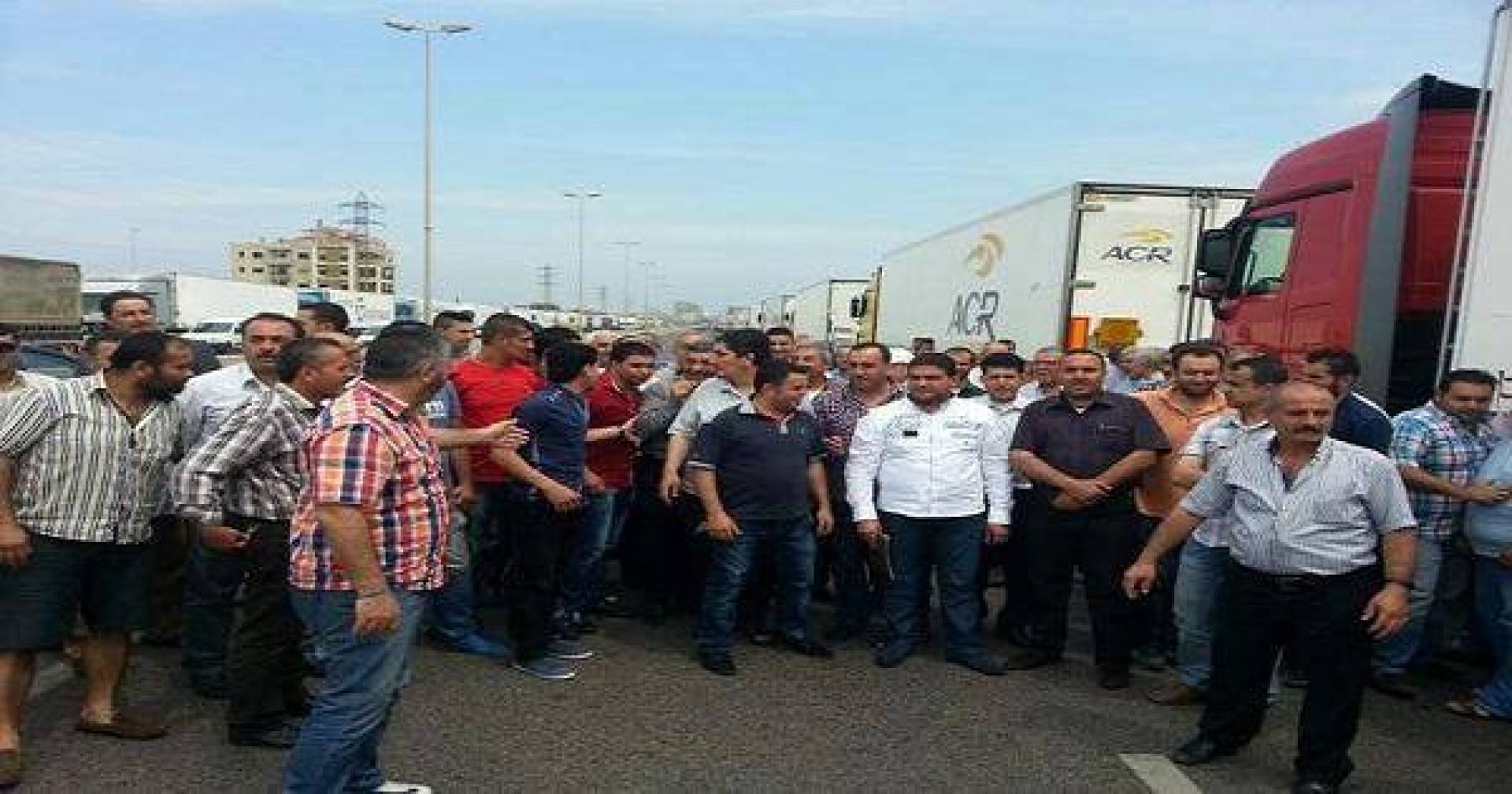 ضرائب الشاحنات المبردة تدفع أصحابها للاعتصام احتجاجاً