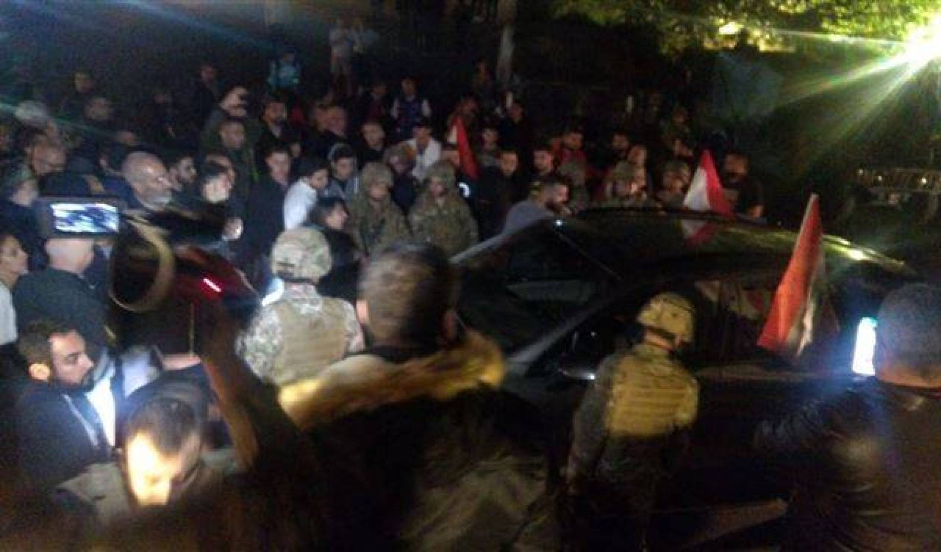 محازبوا التيار الوطني الحر يتوافدون أمام مقر التيار في الشالوحي بسبب الأعتداء على منصور فاضل