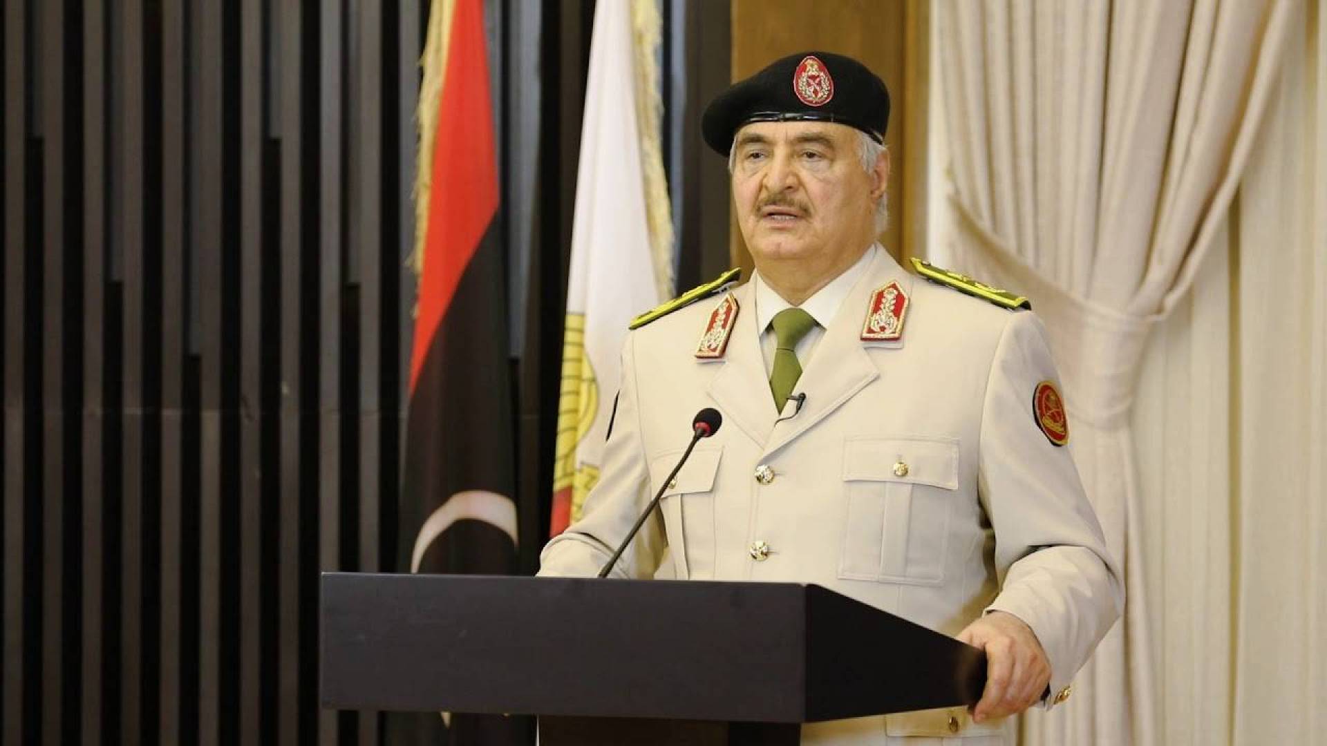حفتر يعلن استئناف إنتاج وتصدير النفط
