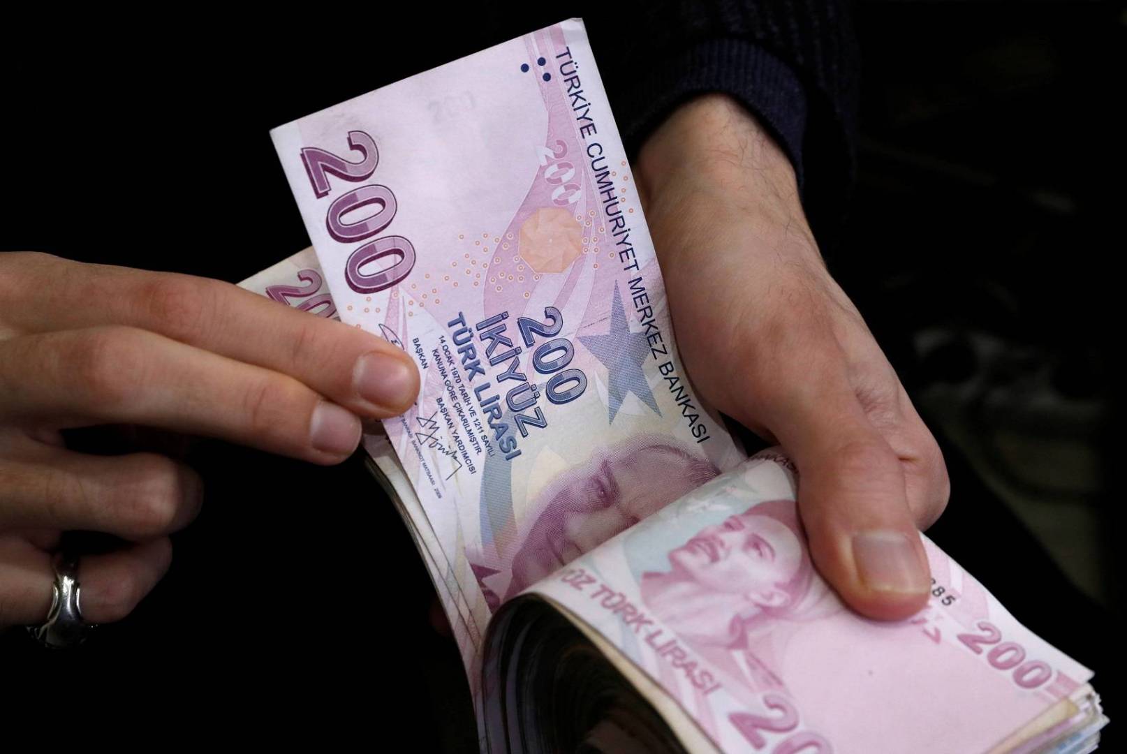 انخفاض حاد بسعر الليرة التركية 