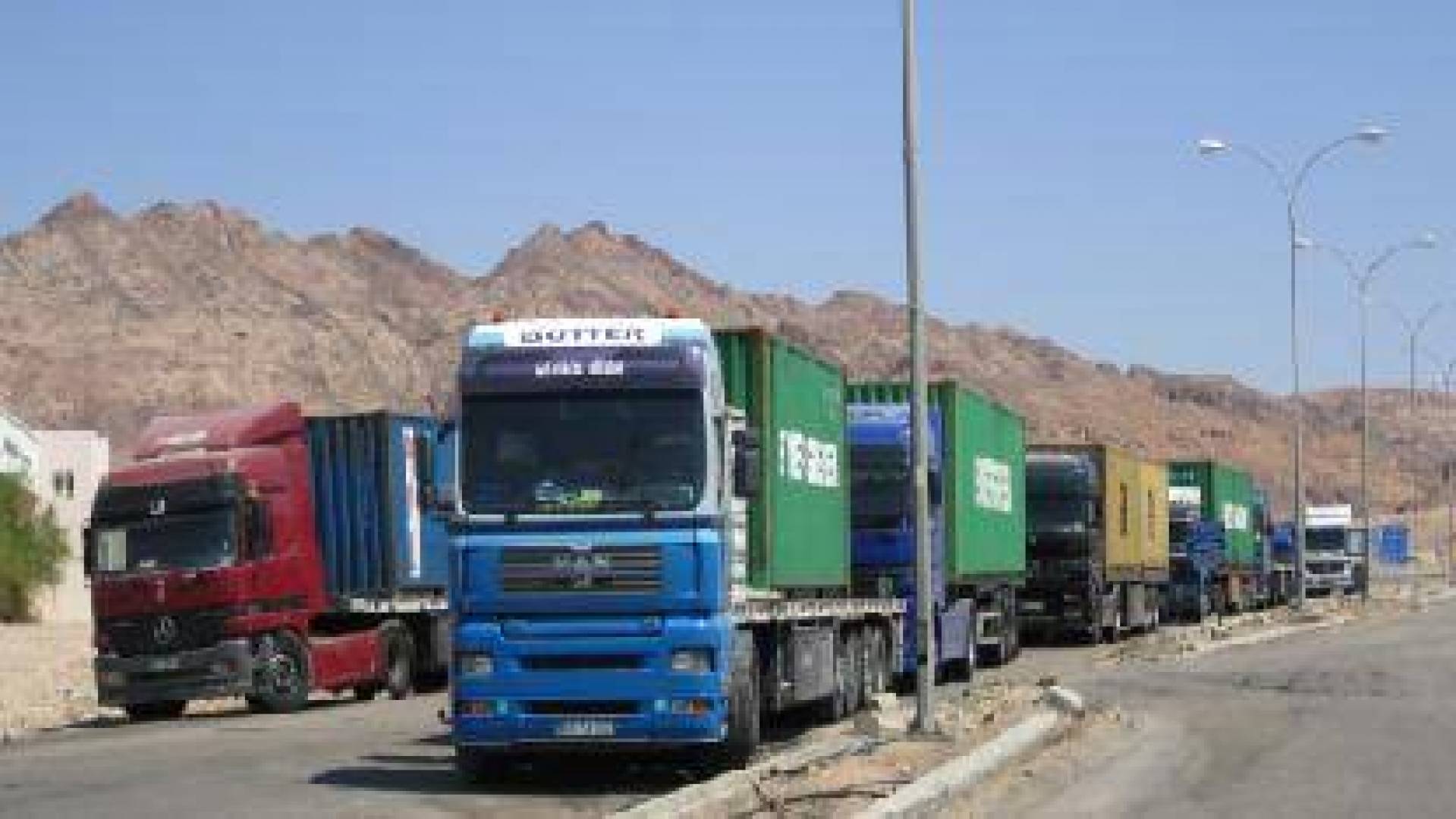مشاكل الشاحنات اللبنانية المبردة على طاولة بحث وزير الأشغال والنقل
