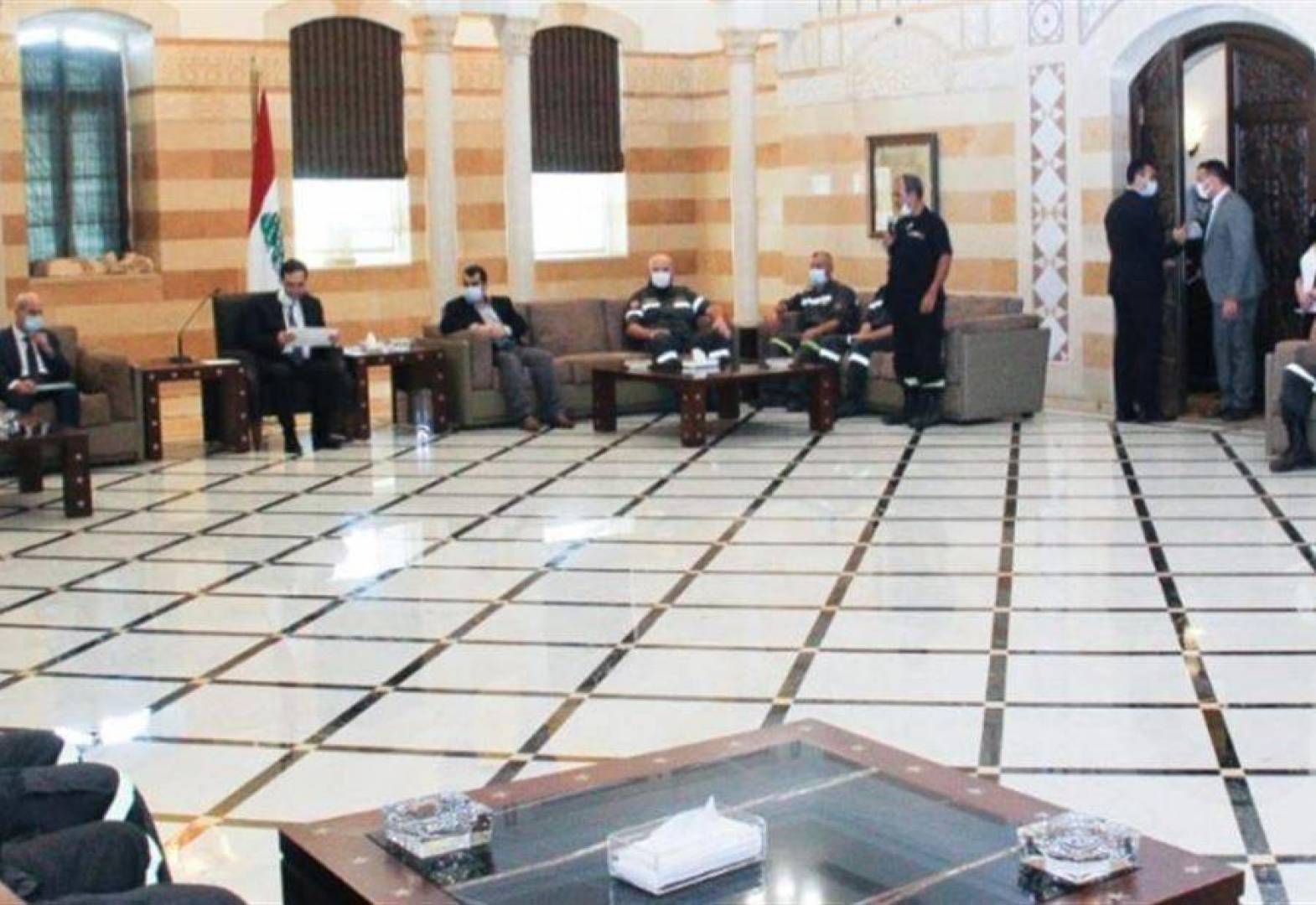 رئيس الحكومة : وقع مرسوم شراء المحروقات وتصليح آليات الدفاع المدني اللبناني