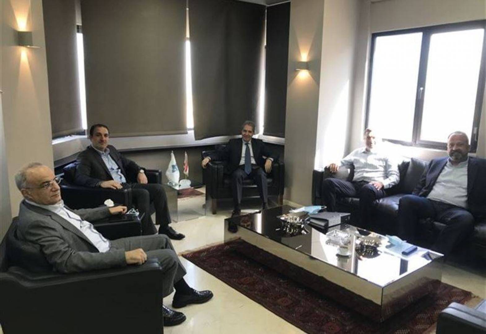 وزير المالية يبحث بالتحديات التي تواجه وزارة الإتصالات