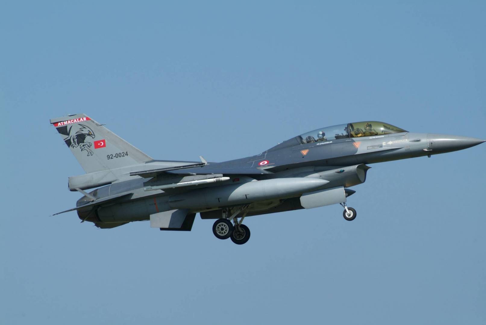 صور الأقمار الصناعية تؤكد وجود طائرات F-16 التركية في أذربيجان