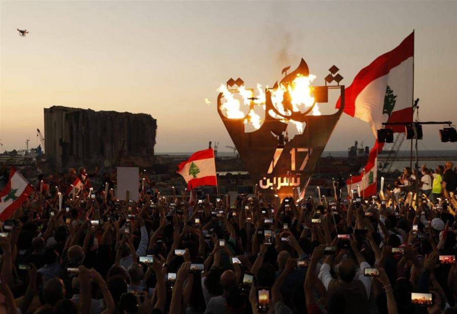 المتظاهرون يضيئون شعلة الثورة أمام مرفأ بيروت