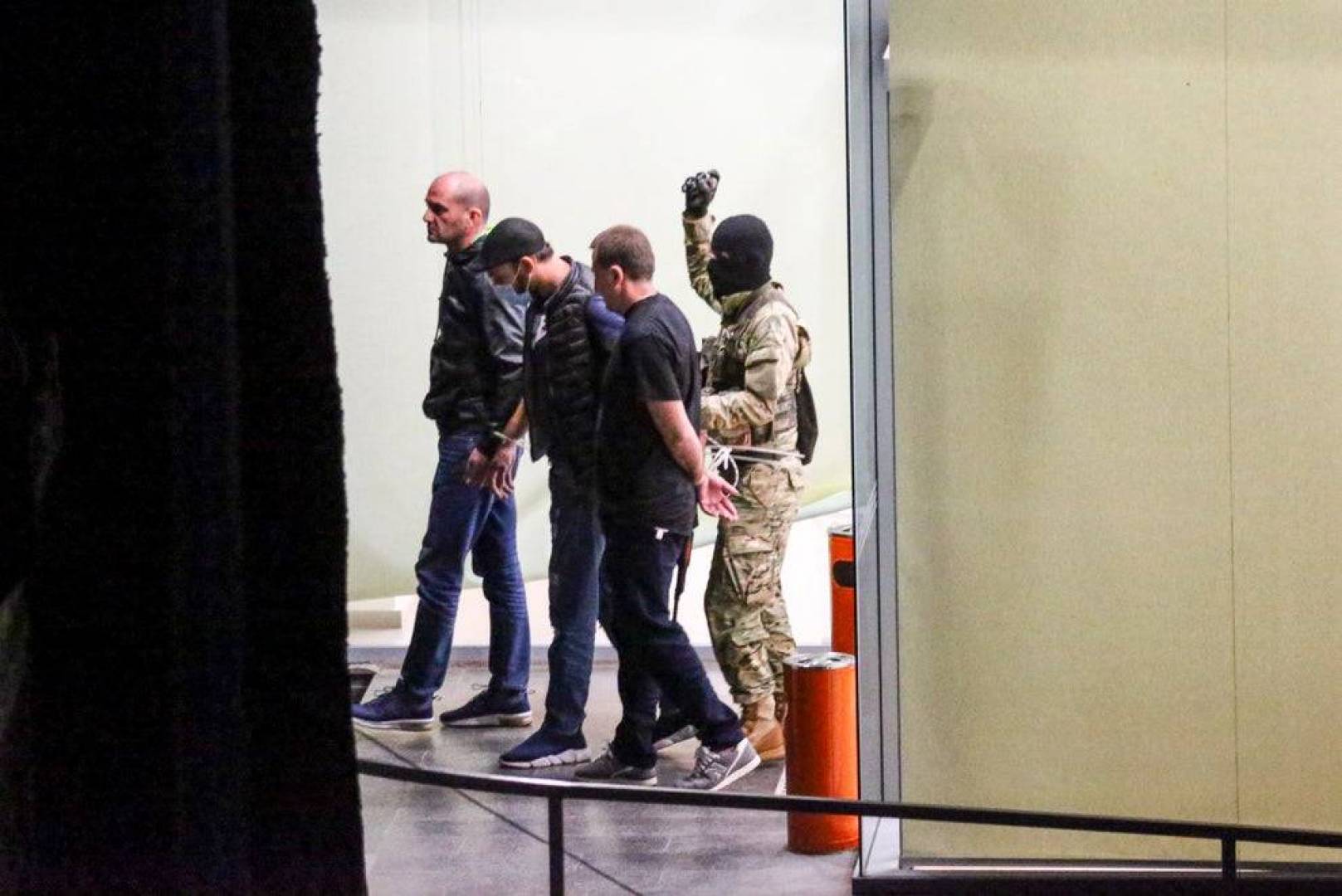 سارق يفر بنصف مليون دولار وثلاثة رهائن بعد سطوه على بنك واحتجاز 40 شخص