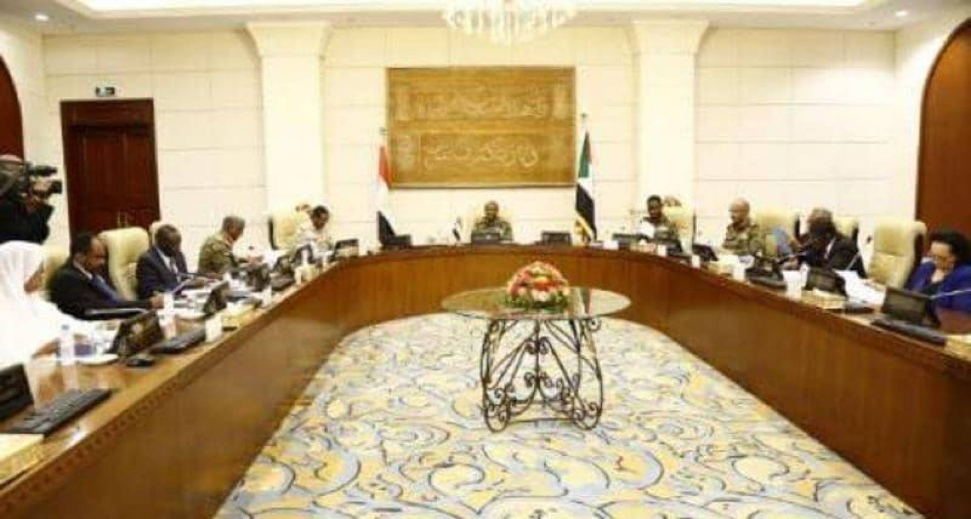 مجلس السيادة الانتقالي في السودان: ترمب وقع رسميا على قرار إزالة اسم #السودان من قائمة الدول الراعية للإرهاب