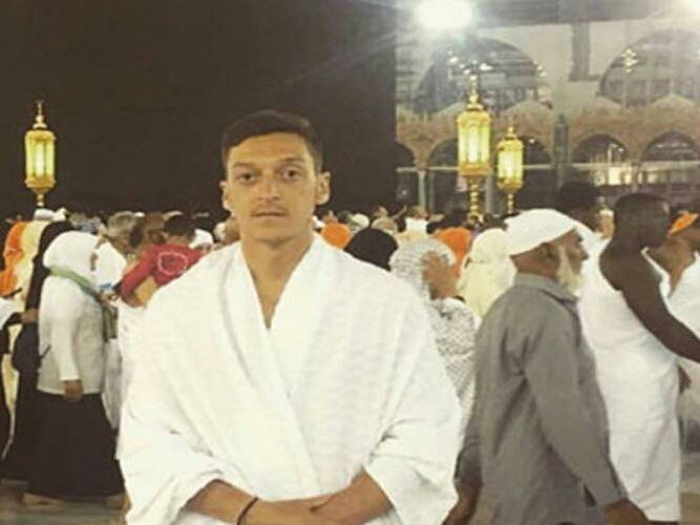 الألماني مسعود أوزيل يدين الأعمال الإرهابية كرد فعل على الرسوم المسية لرسول محمد ( ص )