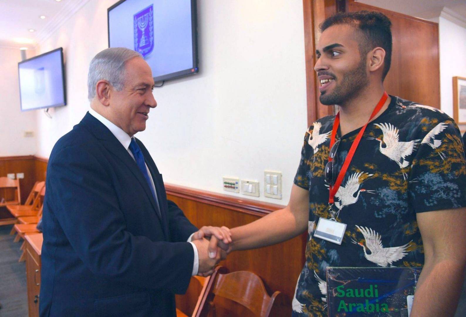 نتنياهو يخص مدون سعودي بتغريدة