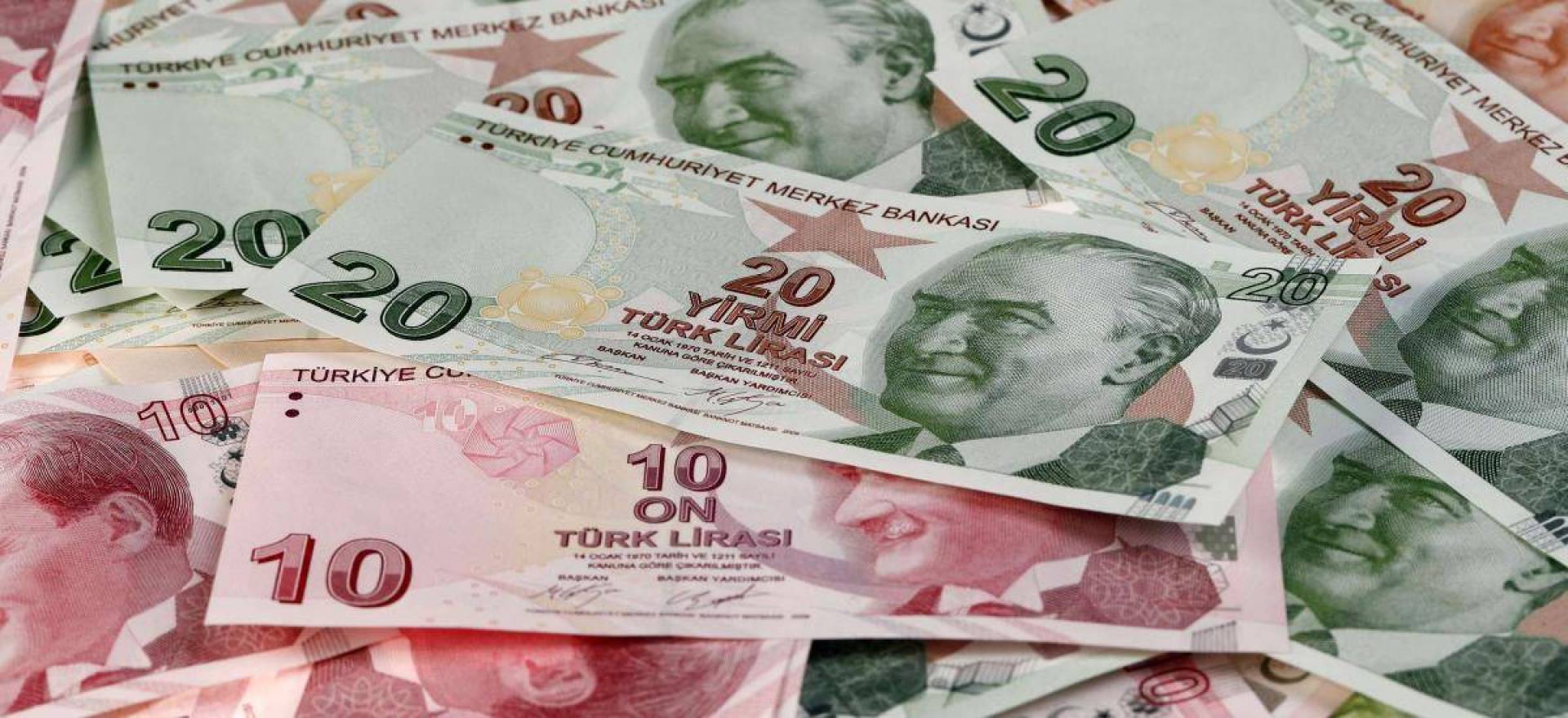 الليرة التركية تنخفض إلى مستويات قياسية 
