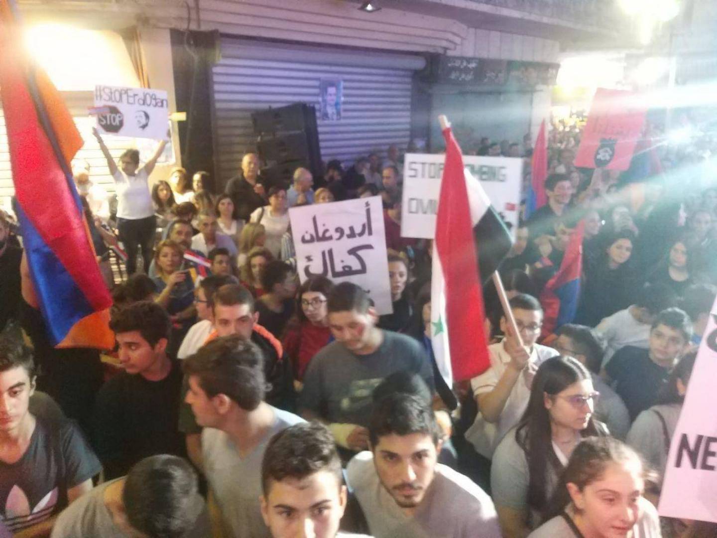 سوريا: تجمع شعبي في ساحة العزيزية في مدينة حلب تنديداً بجرائم الارهاب و التدخل التركي في الحرب الأذرية- الأرمينية و الدعوة إلى وقف القتال في إقليم ناغورني قره باغ