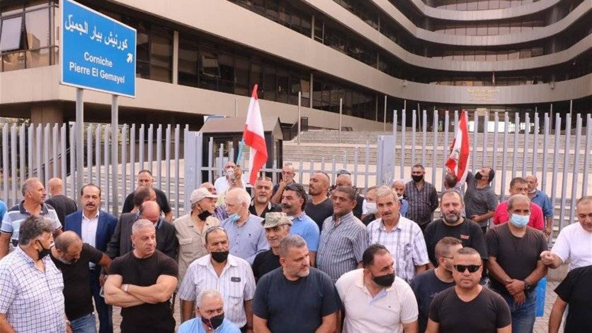 اعتصام  للعسكريين المتقاعدين  أمام مبنى الـ TVA في بيروت  لمطالبة وزارة المالية بدفع المساعدات المدرسية لمتقاعدي الجيش مثل باقي  موظفي القطاع العام