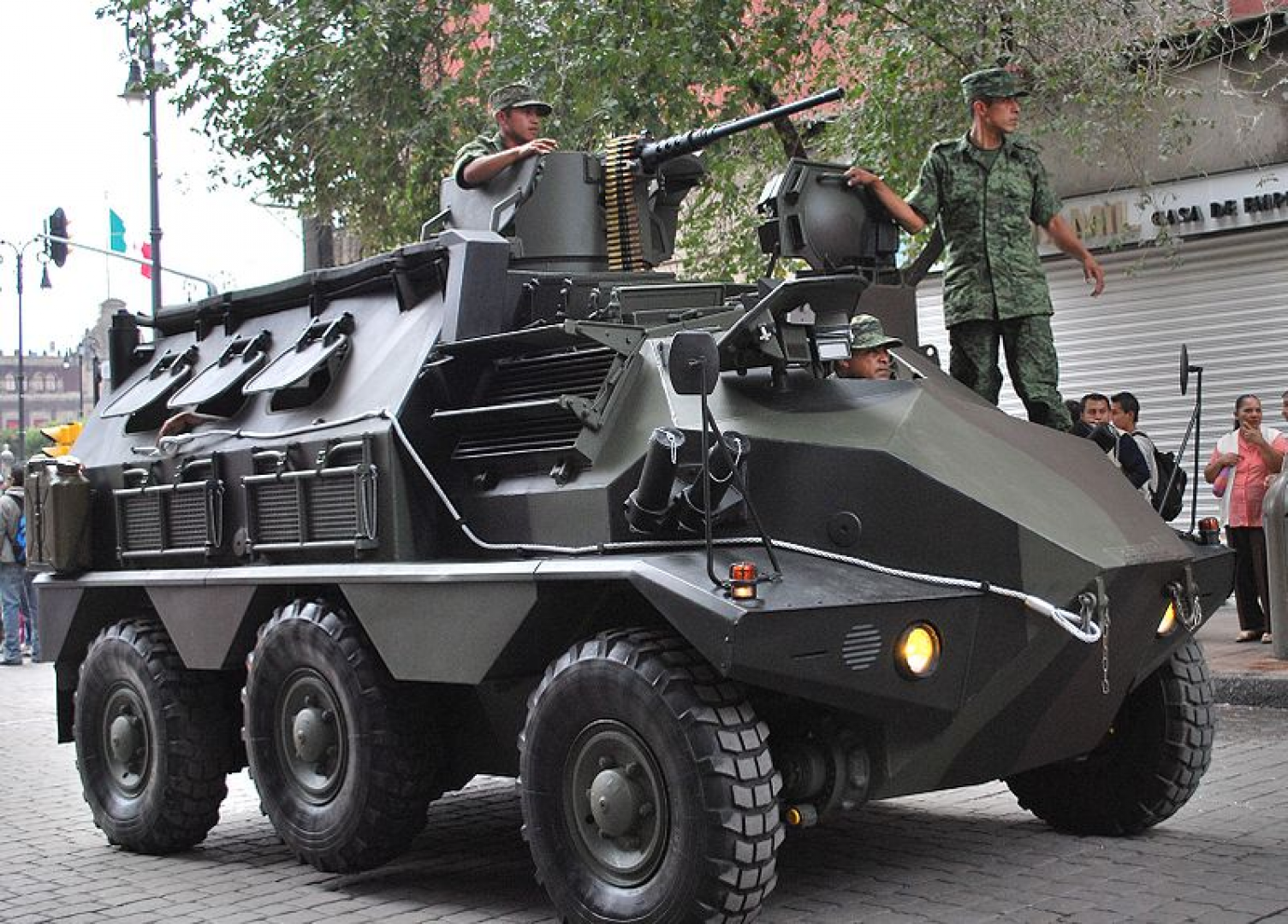ناقلة الأفراد القتالية الفرنسية Panhard VCR