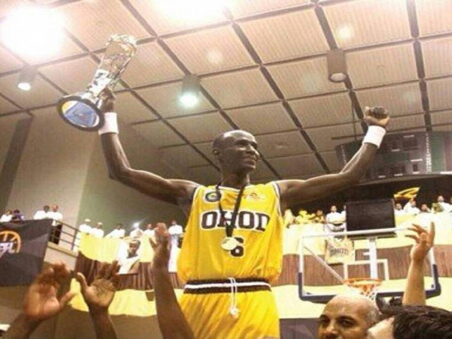 دخول اللاعب السعودي لكرة السلة محسن خلف موسوعة غينيس