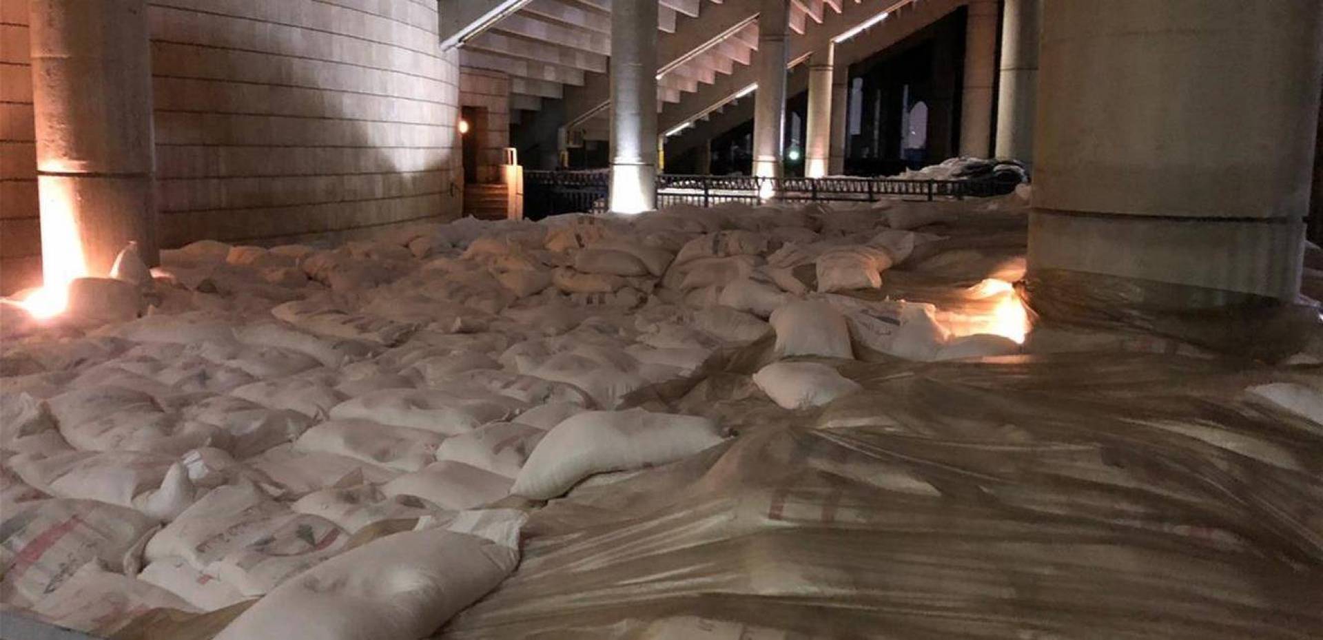 سوء التخزين في المدينة الرياضية يهدد بخسارة آلاف الأطنان من طحين المساعدات العراقية