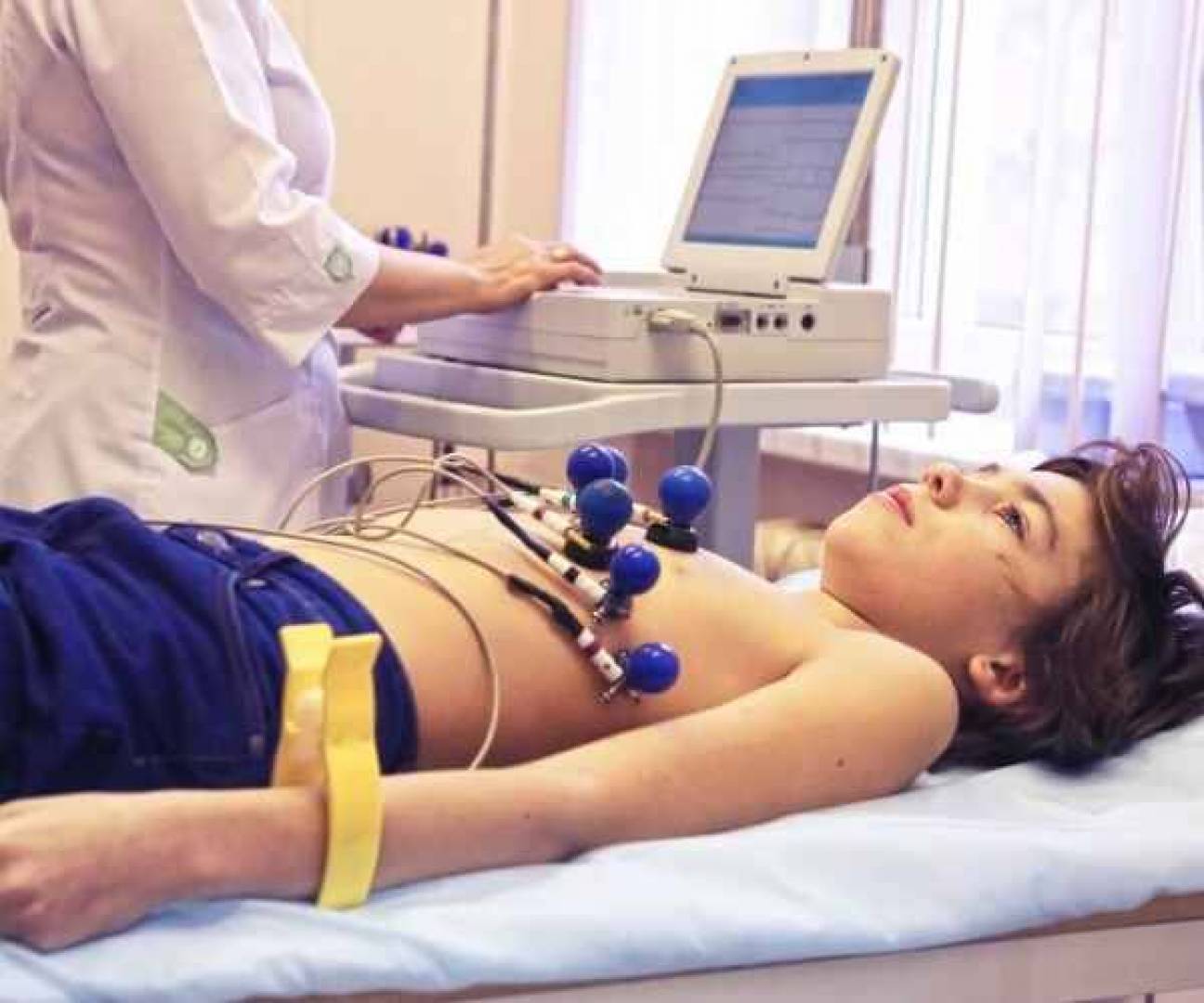 الأطباء يحذرون الآباء من كثرة إجراء الفحوصات الطبية للأطفال