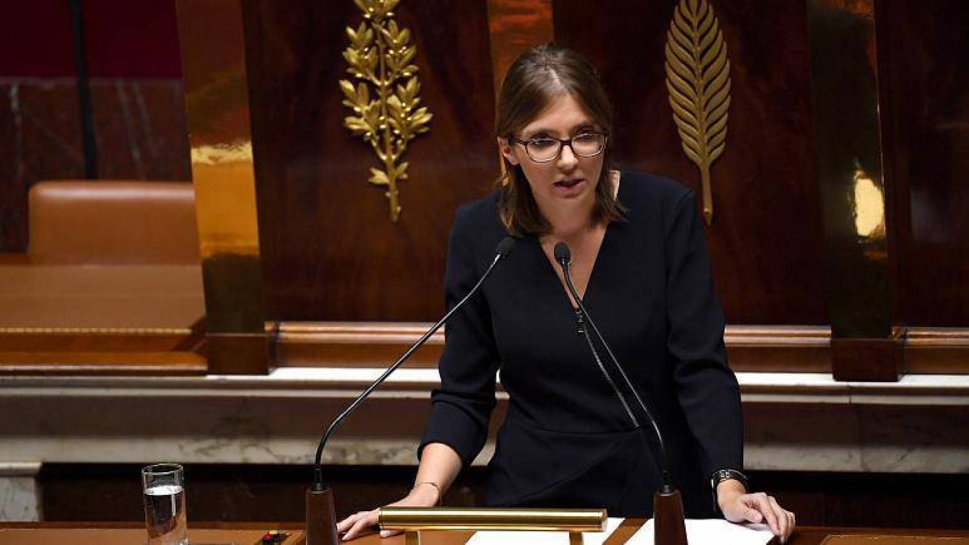 نائبة عن حزب ماكرون تطالب بمنع بيع الحجاب للفتيات في فرنسا 
