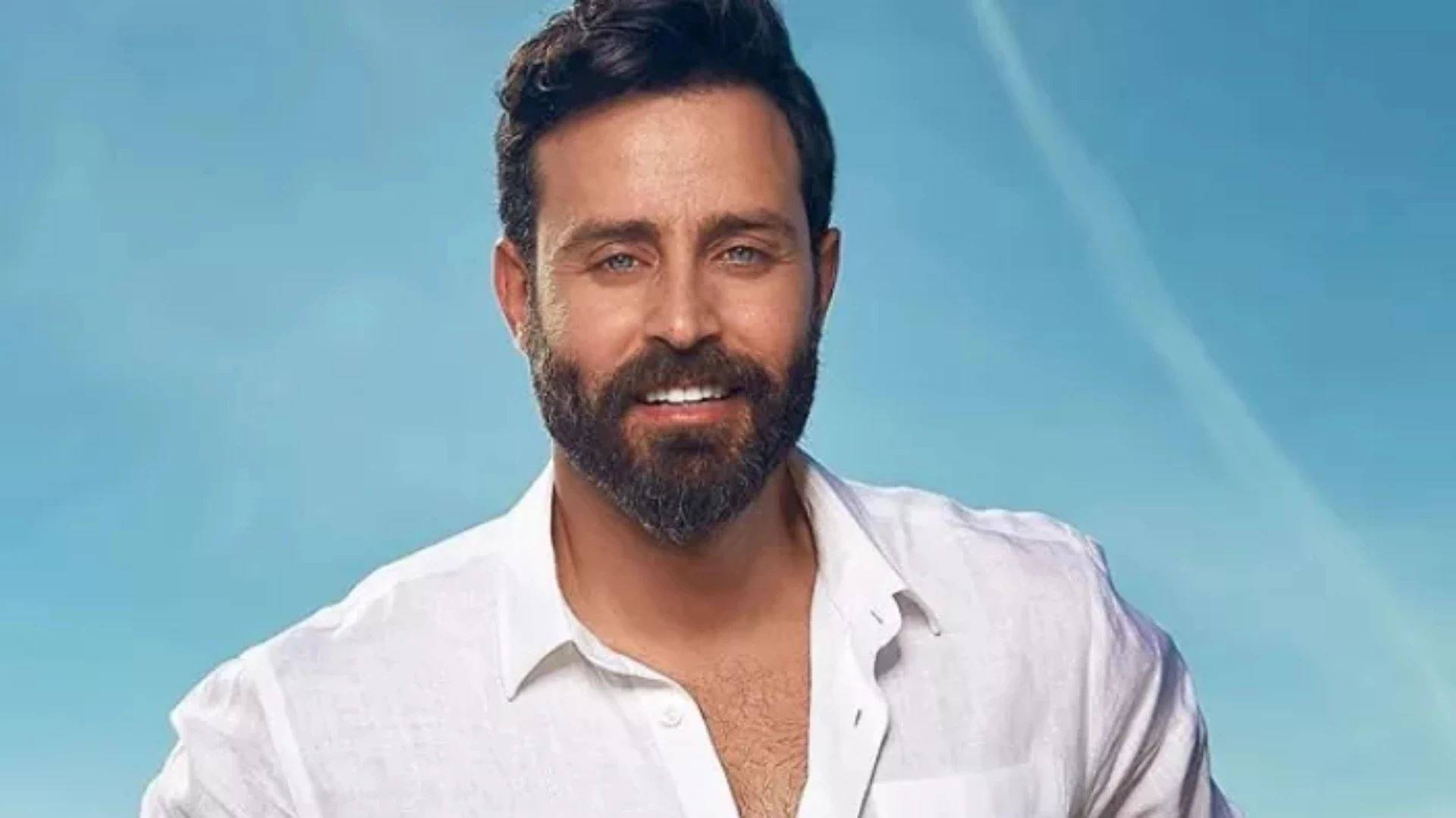 سعد رمضان يستغل أيام الإقفال العام ويصنع شجرة عيد الميلاد