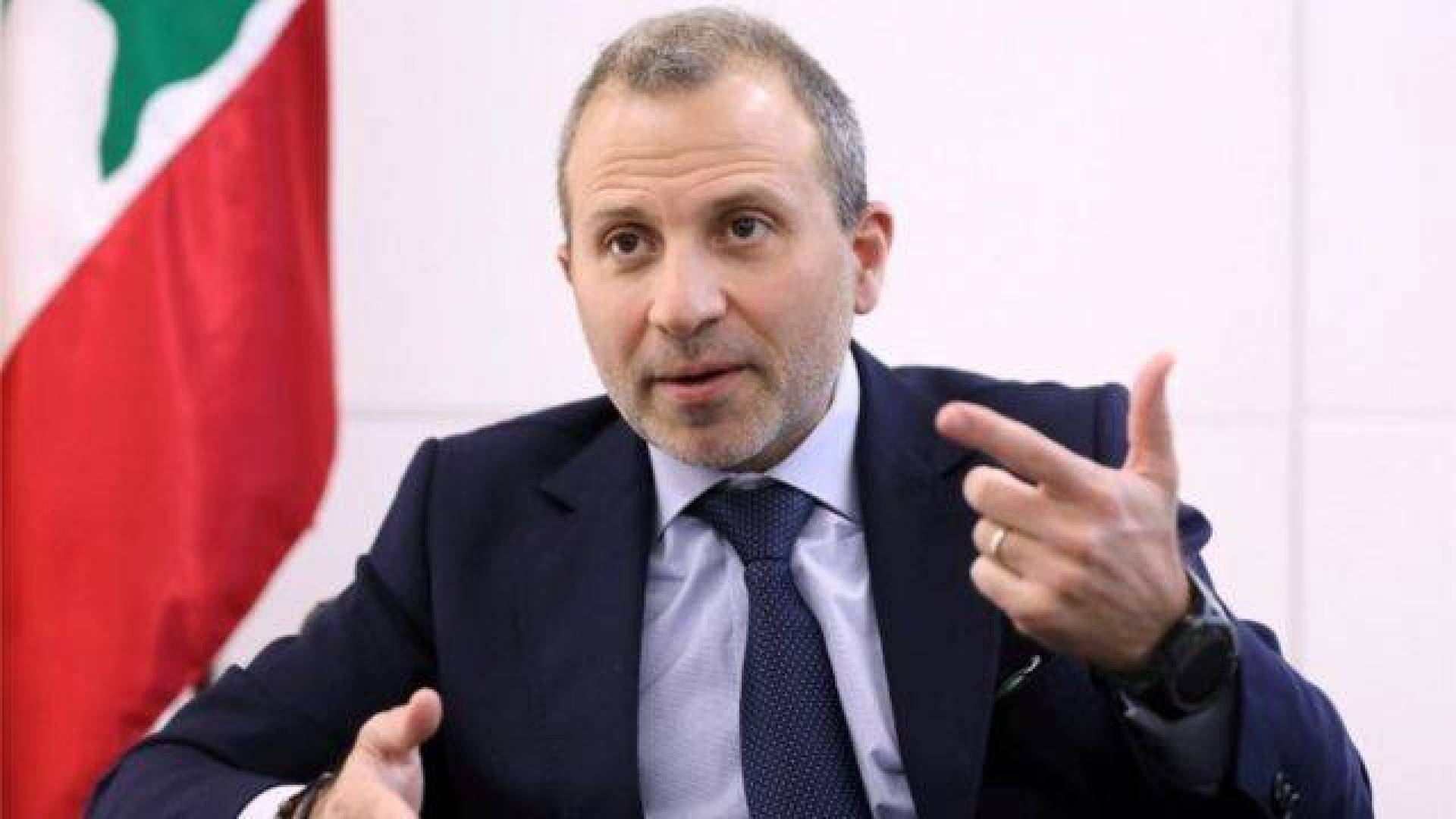 جبران باسيل:العقوبة لم تصدر عن مرجع قضائي بل هو قرار اداري من وزارة وبالتالي منعدم الوجود قانوناً وفق معايير القانون الدولي والقانون اللبناني، لأنه لم تتم الدعوى او الادّعاء امام مرجع قضائي، وليس هناك اي ابراز لمستندات مثبتة للمزاعم، وهذا قد يتطلّب أخذ الاجراءات  للجوء للمحاكم الدوليّة