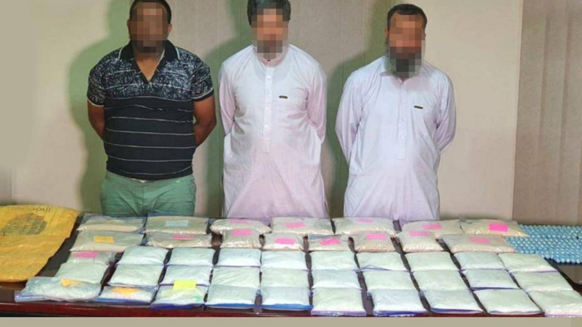 شرطة أبوظبي تلقي القبض على ثلاثة مروجين بحوزتهم 45 كيلوجرام من المخدرات