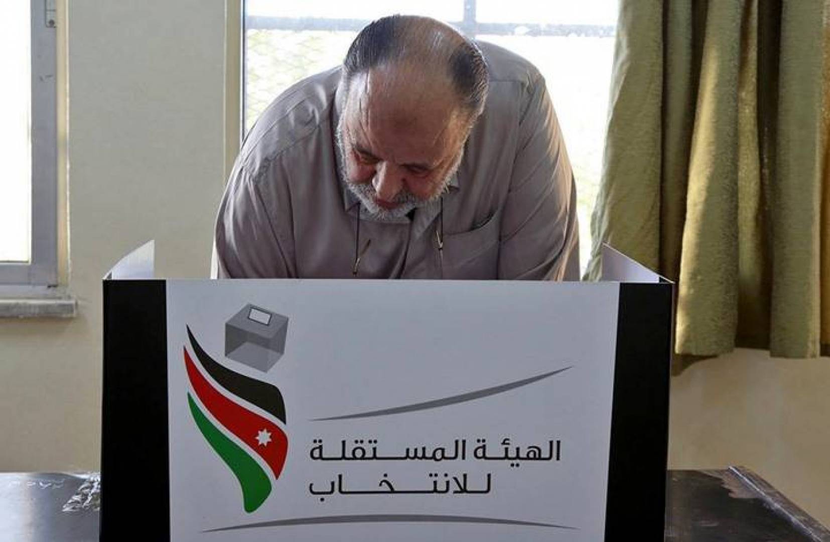جهاد المومني يفند تقريرا لـ واشنطن بوست هاجم الانتخابات الأردنية