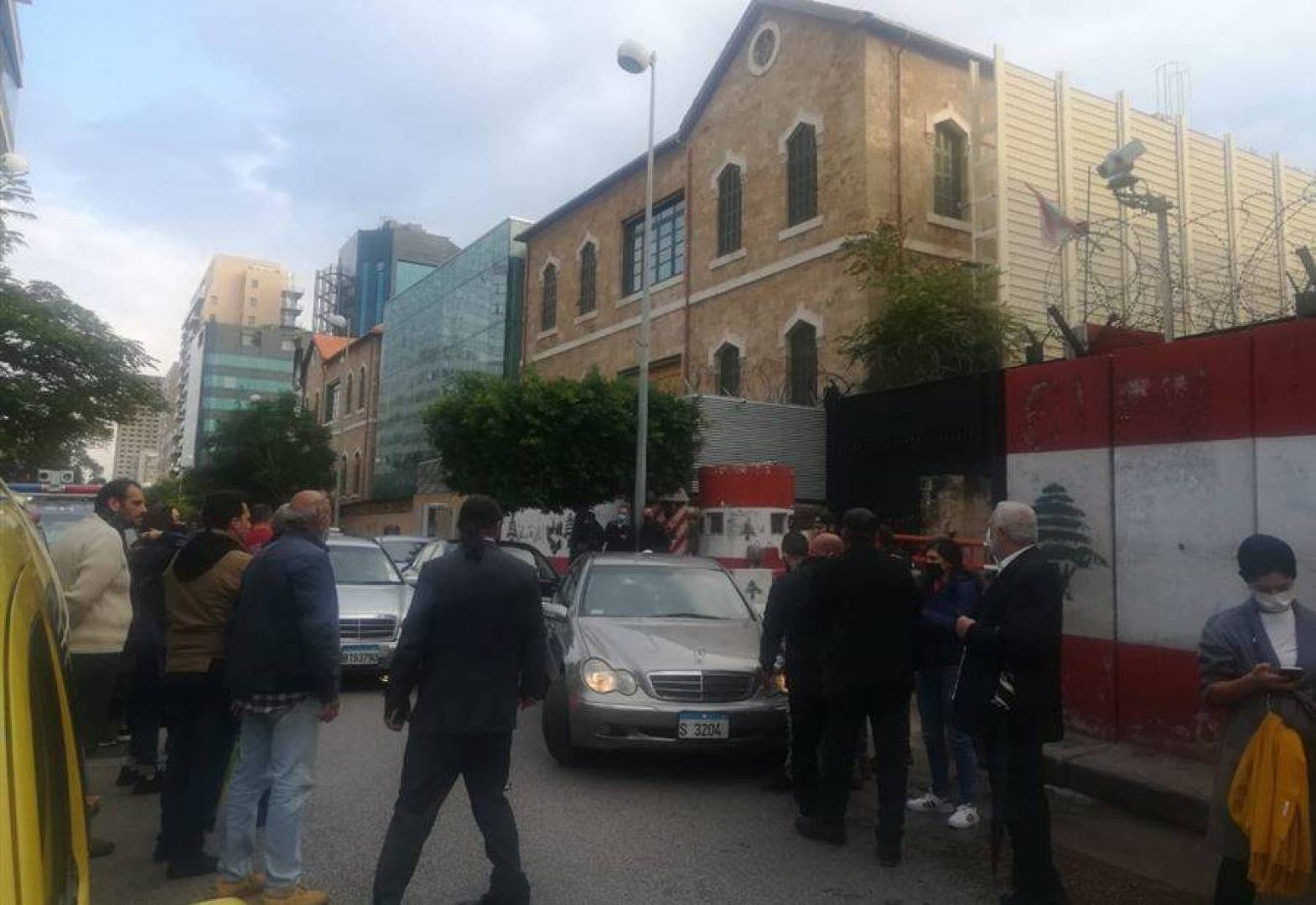 اعتصام عدد من الناشطين أمام مصرف لبنان في شارع الحمراء - بيروت مطالبين بتطبيق قانون التدقيق الجنائي في حسابات مصرف لبنان
