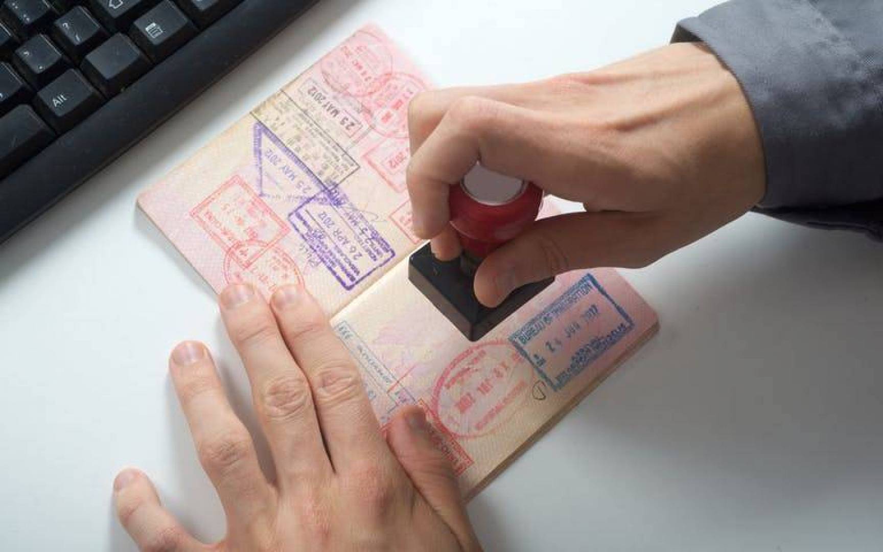 الإمارات تعلق رسمياً منح تأشيرات لـ مواطني 13 دولة