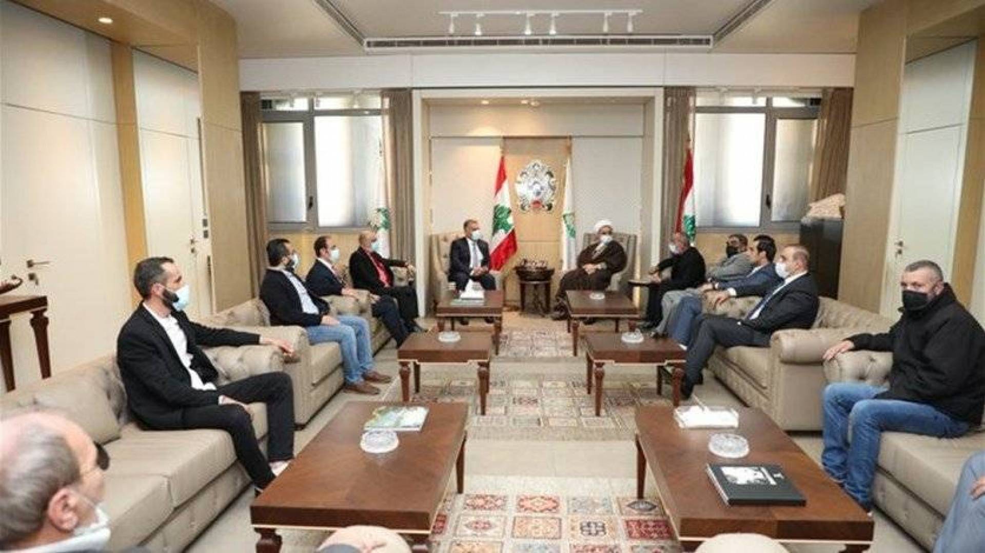 اللواء عباس إبراهيم في مكتبه مع وفداً من أهالي الموقوفين