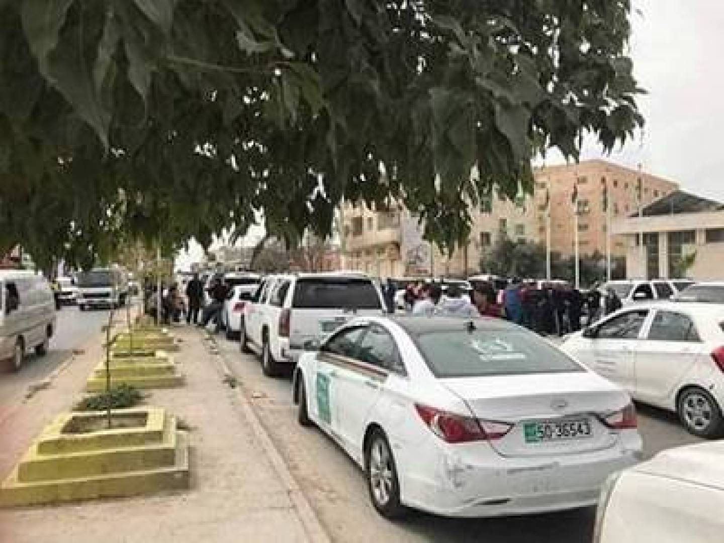 أصحاب مركبات النقل في الرمثا يطالبون بإعادة فتح الحدود مع سوريا