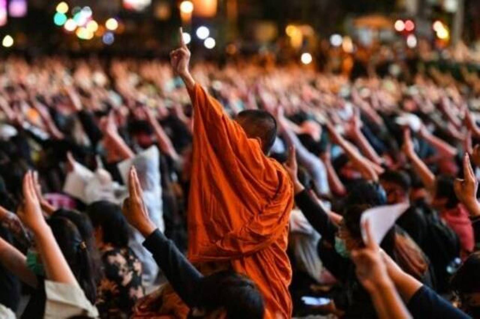 متظاهرون تايلانديون يتحدون القيادة العسكرية للملك التايلاندي