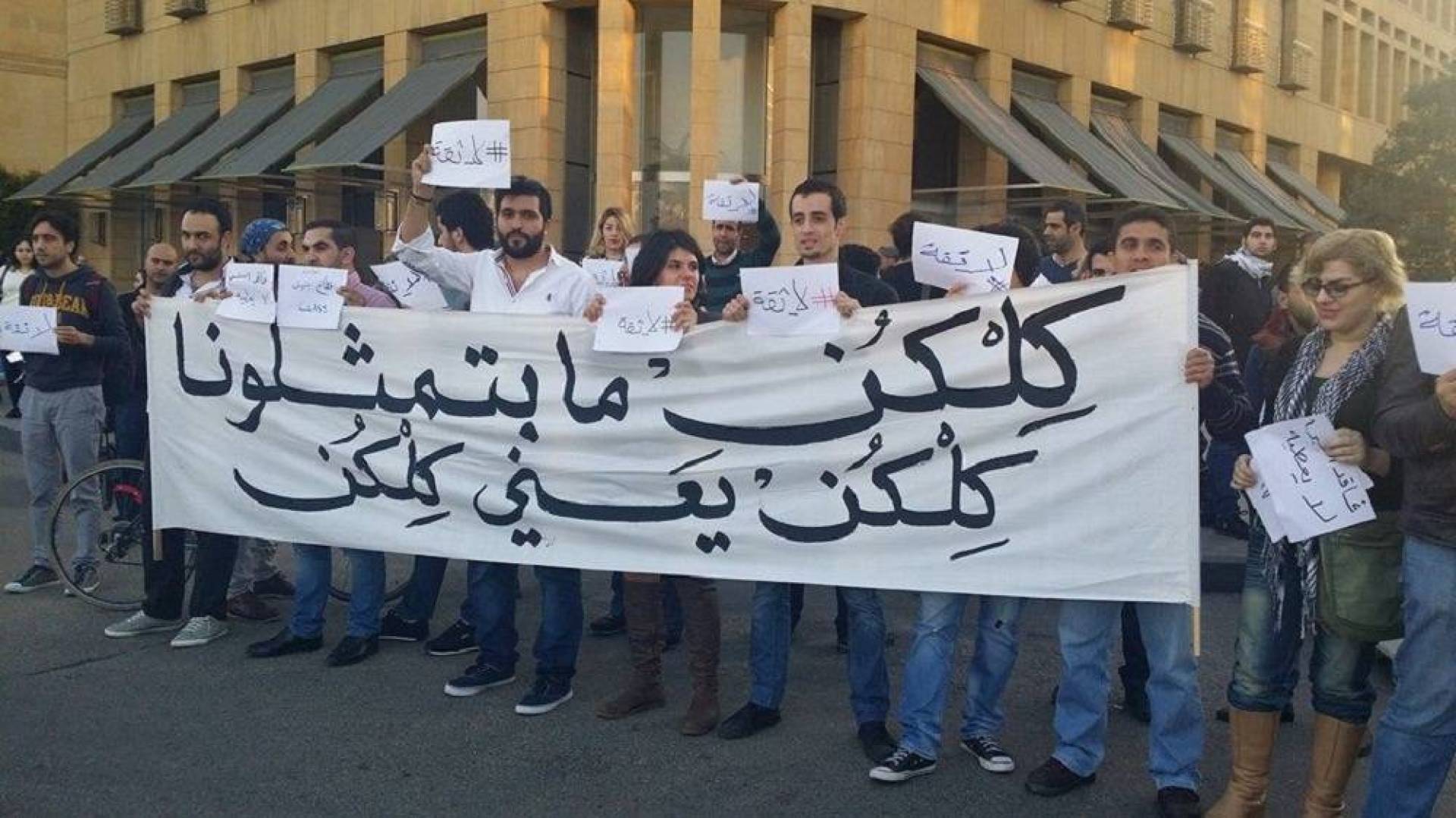 يتنقلون خفية ويفضلون البقاء في منازلهم: سياسيو لبنان يهربون إلى العزلة
