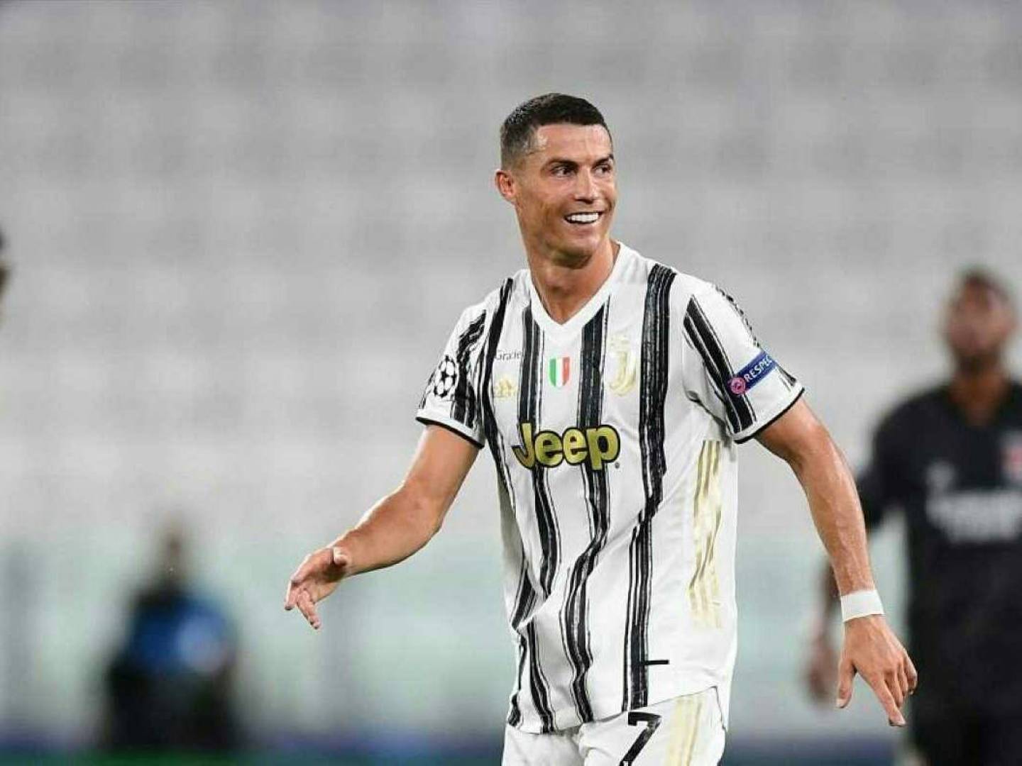 كريستيانو يصل برشلونة للقاء ميسي في الشامبيزليغ .. فيديو