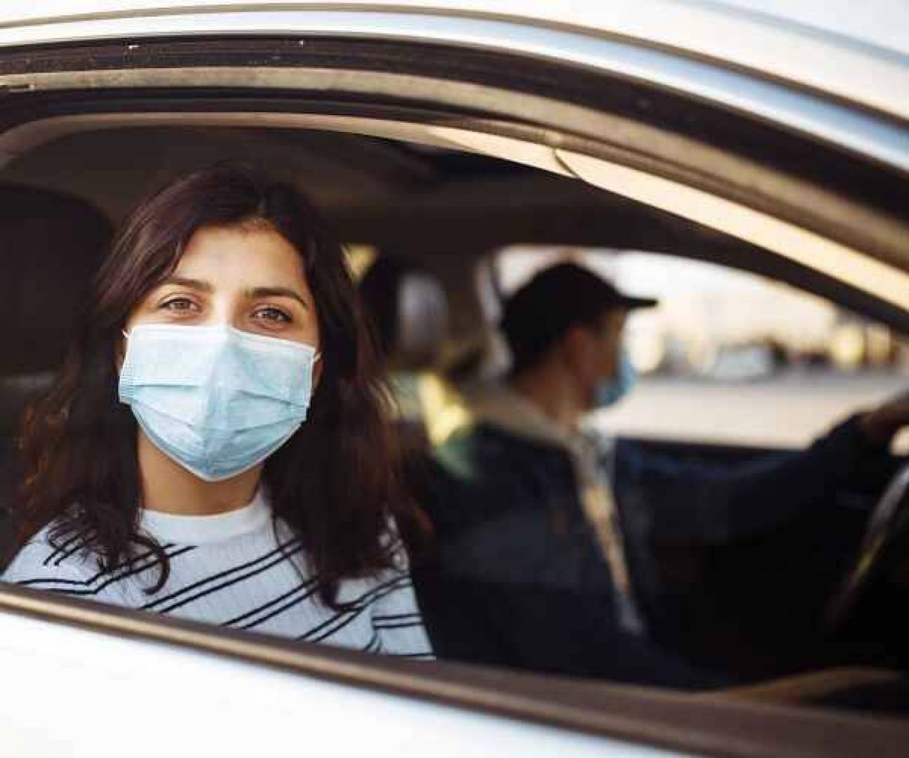 خبراء صحيون: فتح نوافذ السيارة مفيد لتقليل تفشي جائحة فيروس كورونا