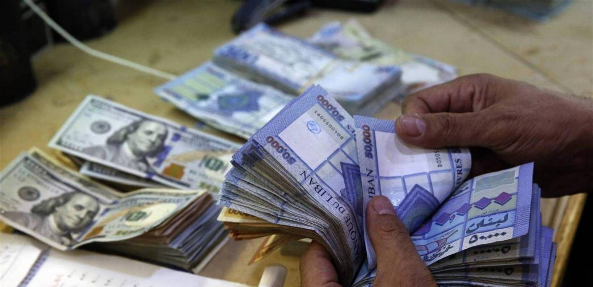 طالع أسعار صرف الليرة اللبنانية في السوق السوداء والبنوك السبت 19-ديسمبر-2020