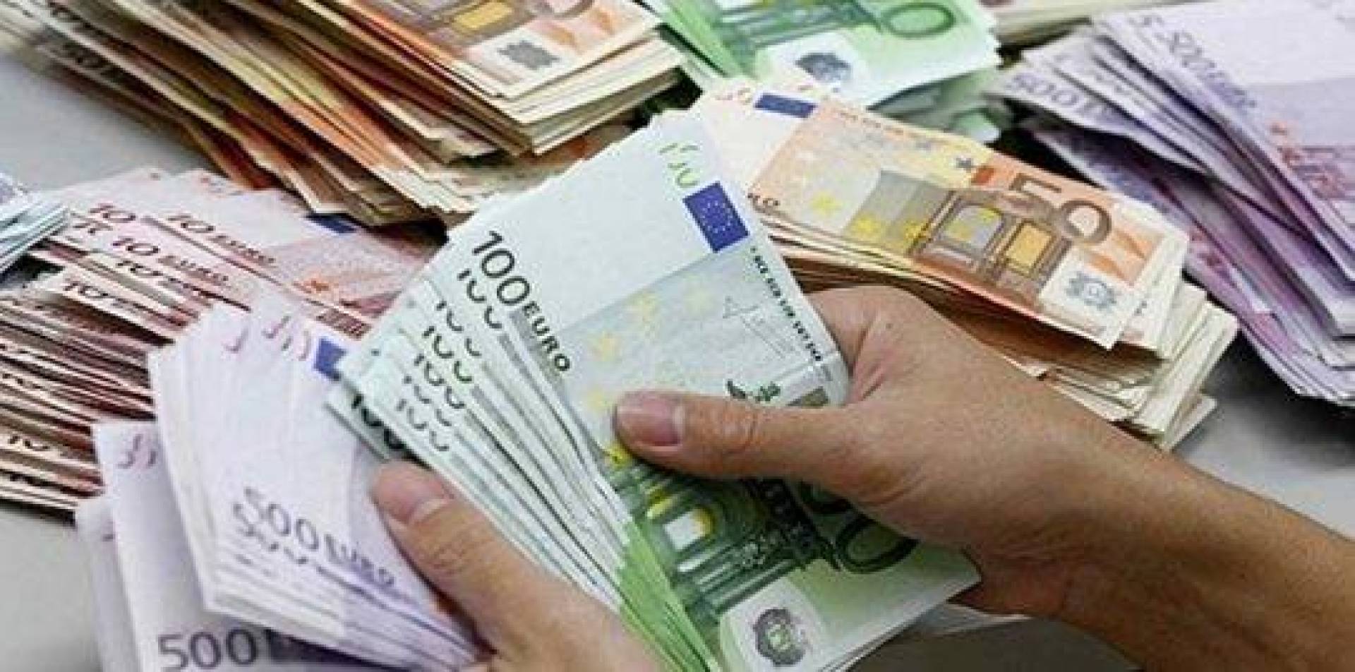 الكشف عن عمليات تهريب العملة الأجنبية لخارج العراق