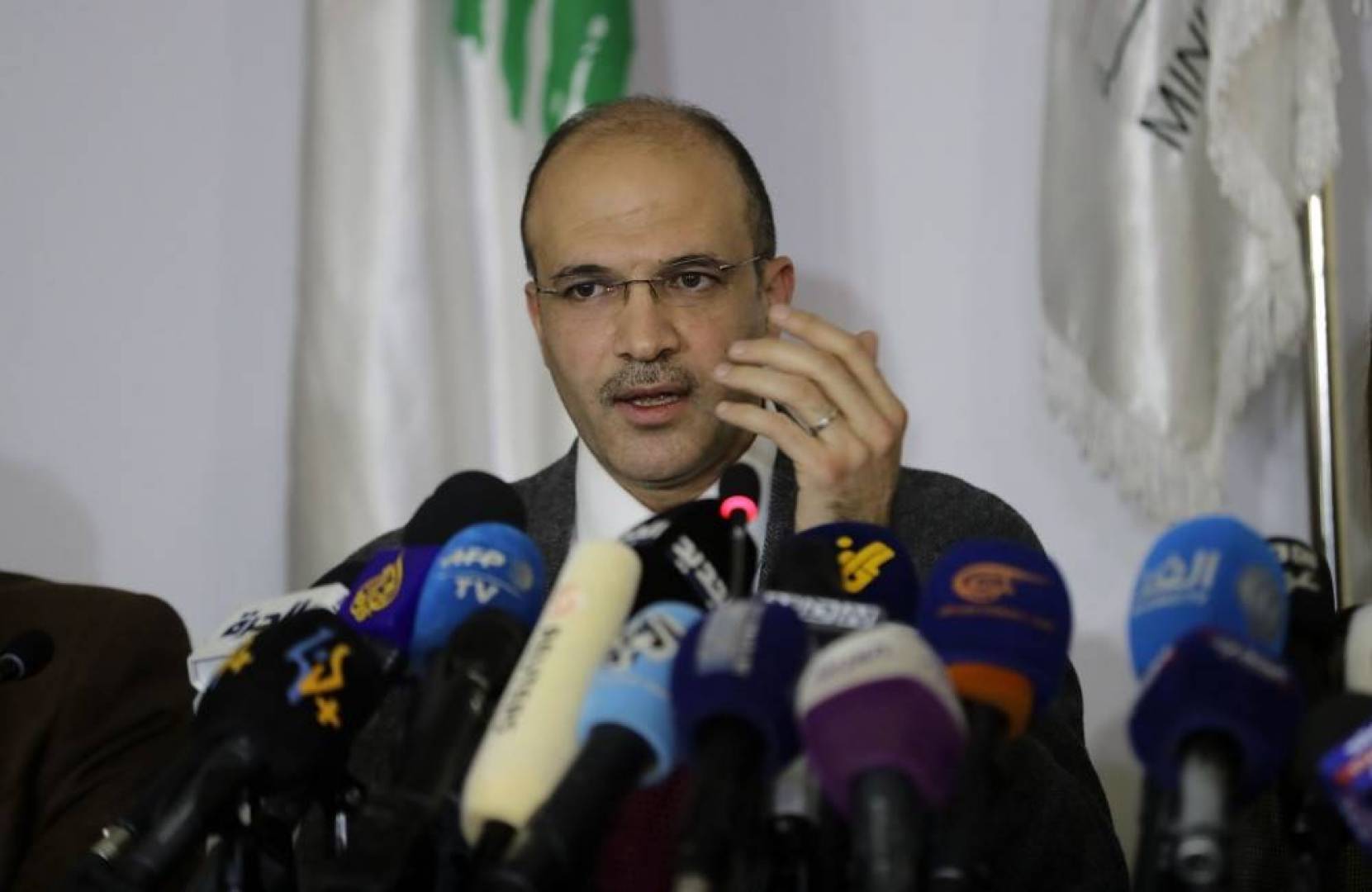 حمد حسن: لقاح فايزر سيصل لبنان من دون سمسرة