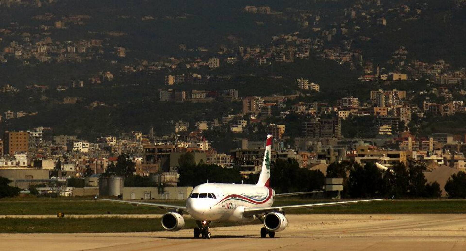 صحيفة: إسرائيل تسعى إلى فرض عقوبات أمريكية على مطار رفيق الحريري