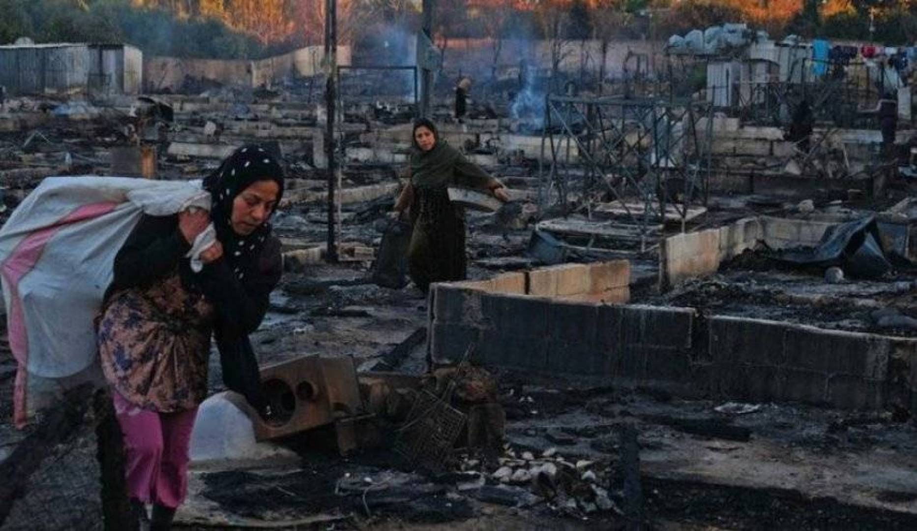 أحزاب لبنانية تصف إحراق مخيم السوريين شمال لبنان بالعمل الإجرامي المشبوه