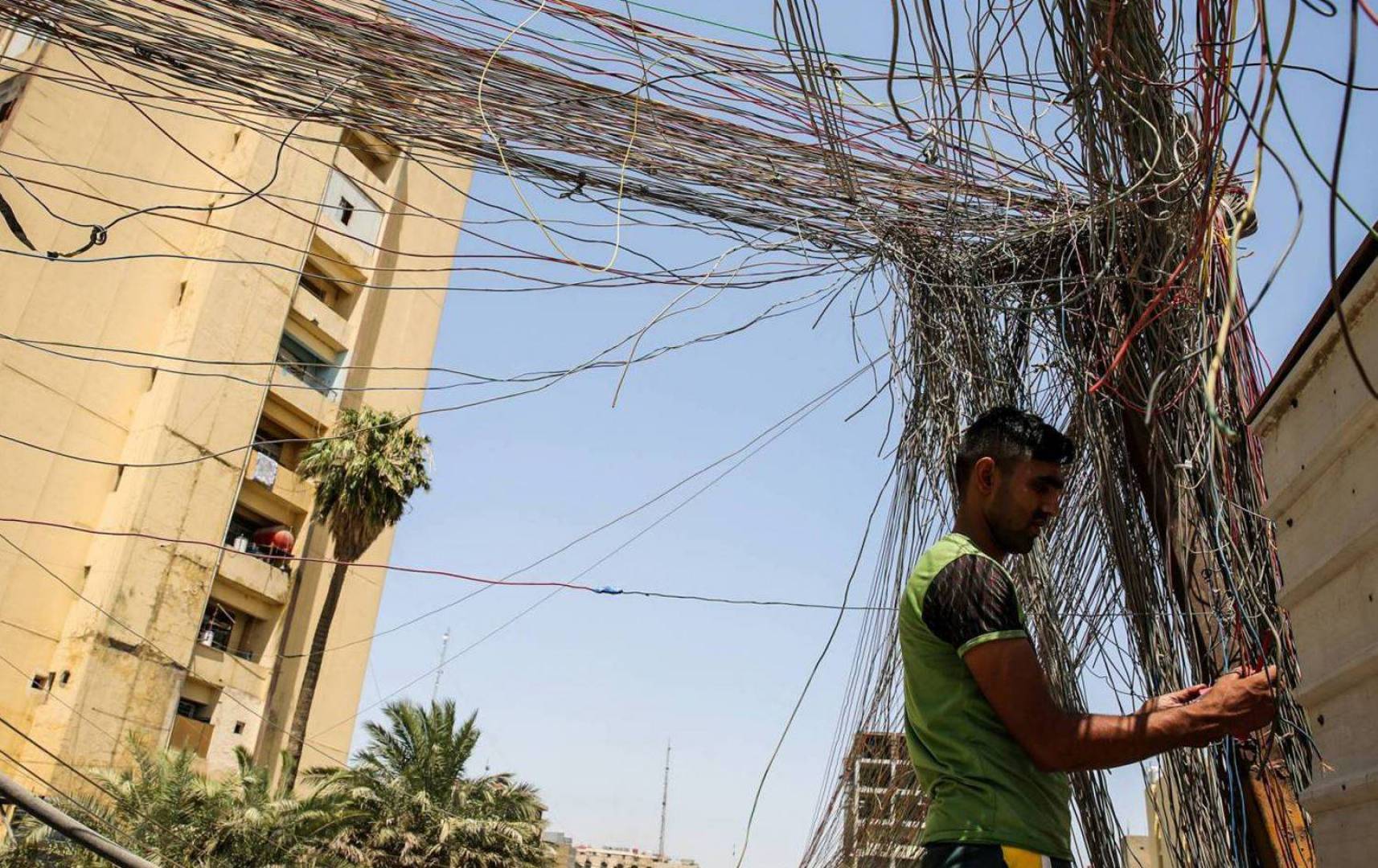 العراق: مشكلة الكهرباء المتفاقمة تضع الحكومات المتعاقبة في حرج كبير أمام مواطنيها